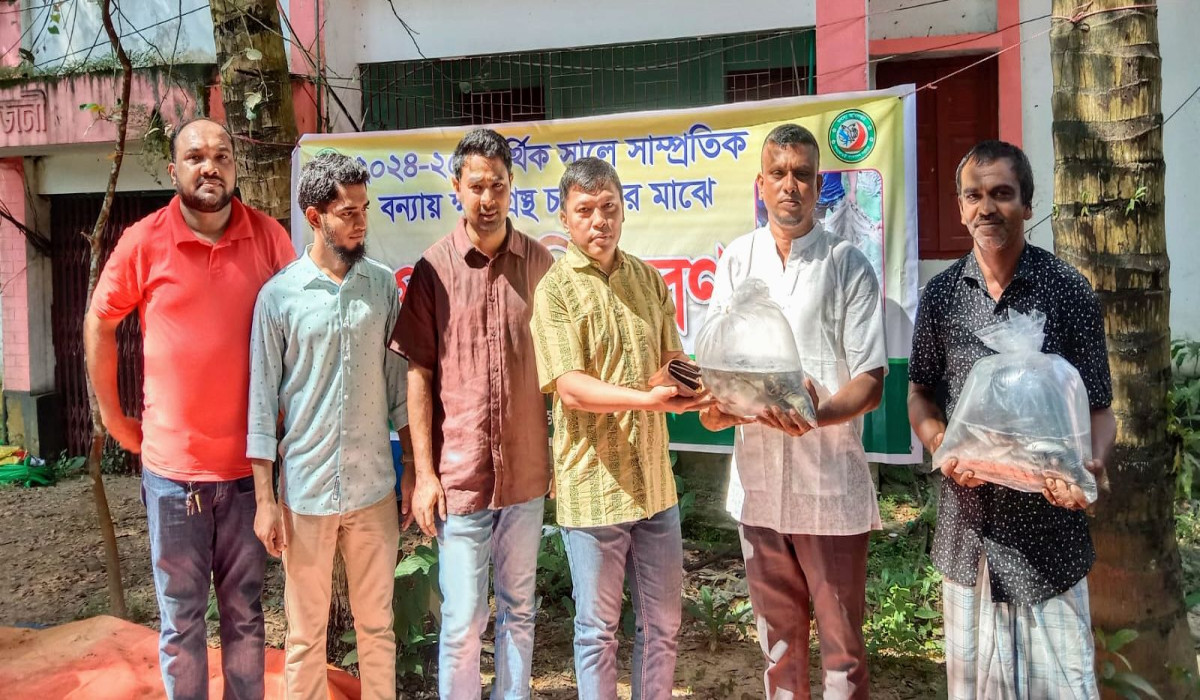 রাউজানে বন্যায় ক্ষতিগ্রস্ত মৎস্যচাষীদের মাঝে পোনা বিতরণ